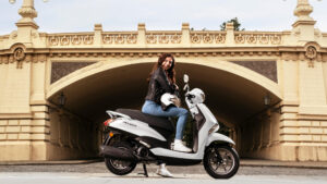 2024-Yamaha-LTS125-EU-Milky_White-Static-002-03