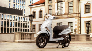2024-Yamaha-LTS125-EU-Milky_White-Static-004-03