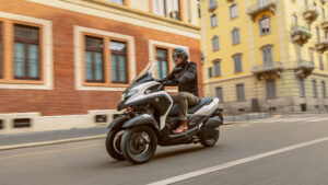 2025-Yamaha-LMW300YM-EU-Milky_White-Action-001-03
