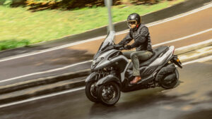 2025-Yamaha-LMW300YM-EU-Milky_White-Action-009-03