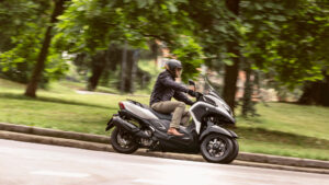 2025-Yamaha-LMW300YM-EU-Milky_White-Action-012-03