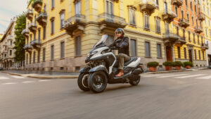 2025-Yamaha-LMW300YM-EU-Milky_White-Action-014-03