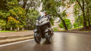 2025-Yamaha-LMW300YM-EU-Milky_White-Action-015-03