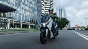 2025-Yamaha-G125YMSV-EU-Ceramic_Grey-Action-001-03
