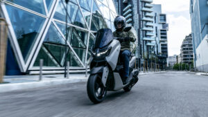 2025-Yamaha-G125YMSV-EU-Ceramic_Grey-Action-003-03