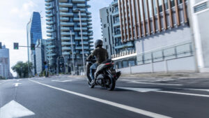 2025-Yamaha-G125YMSV-EU-Ceramic_Grey-Action-006-03