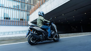 2025-Yamaha-G125YMSV-EU-Ceramic_Grey-Action-014-03