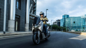 2025-Yamaha-G125YMSV-EU-Ceramic_Grey-Action-015-03