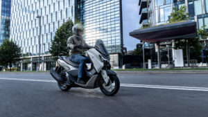2025-Yamaha-G125YMSV-EU-Ceramic_Grey-Action-016-03