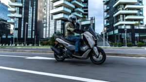 2025-Yamaha-G125YMSV-EU-Ceramic_Grey-Action-018-03