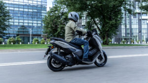 2025-Yamaha-G125YMSV-EU-Ceramic_Grey-Action-019-03