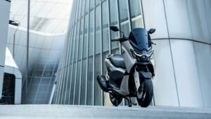 2025-Yamaha-G125YMSV-EU-Ceramic_Grey-Static-001-03