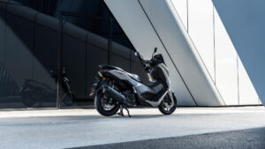 2025-Yamaha-G125YMSV-EU-Ceramic_Grey-Static-004-03
