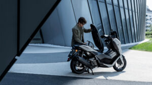 2025-Yamaha-G125YMSV-EU-Ceramic_Grey-Static-011-03