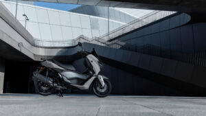 2025-Yamaha-G125YMSV-EU-Ceramic_Grey-Static-014-03