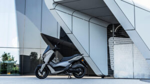 2025-Yamaha-G125YMSV-EU-Ceramic_Grey-Static-017-03