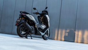 2025-Yamaha-G125YMSV-EU-Ceramic_Grey-Static-018-03
