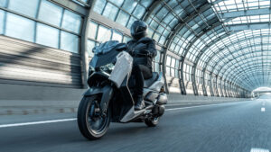 2025-Yamaha-XMAX250ASPH-EU-Ceramic_Grey-Action-001-03