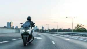 2025-Yamaha-XMAX250ASPH-EU-Ceramic_Grey-Action-003-03
