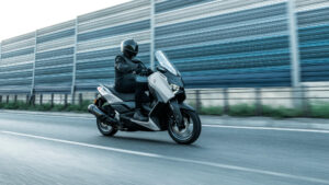 2025-Yamaha-XMAX250ASPH-EU-Ceramic_Grey-Action-004-03