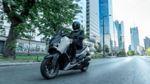 2025-Yamaha-XMAX250ASPH-EU-Ceramic_Grey-Action-005-03