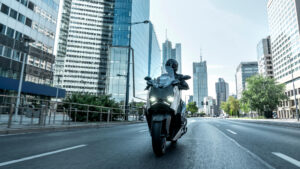 2025-Yamaha-XMAX250ASPH-EU-Ceramic_Grey-Action-006-03