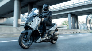2025-Yamaha-XMAX250ASPH-EU-Ceramic_Grey-Action-008-03