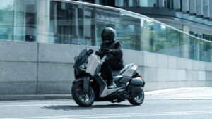 2025-Yamaha-XMAX250ASPH-EU-Ceramic_Grey-Action-010-03