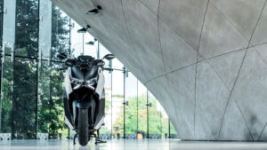 2025-Yamaha-XMAX250ASPH-EU-Ceramic_Grey-Static-003-03