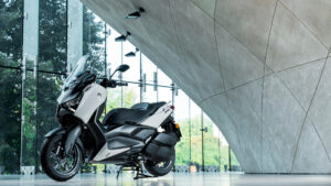 2025-Yamaha-XMAX250ASPH-EU-Ceramic_Grey-Static-004-03