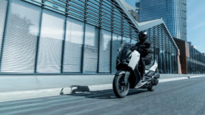 2025-Yamaha-XMAX300ASV-EU-Ceramic_Grey-Action-006-03