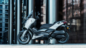 2025-Yamaha-XMAX300ASV-EU-Ceramic_Grey-Static-004-03