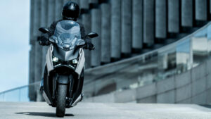 2025-Yamaha-XMAX300ASVH-EU-Ceramic_Grey-Action-003-03