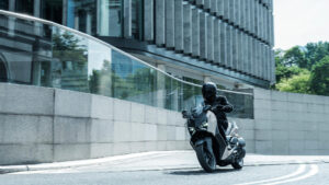 2025-Yamaha-XMAX300ASVH-EU-Ceramic_Grey-Action-004-03