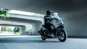 2025-Yamaha-XMAX300ASVH-EU-Ceramic_Grey-Action-005-03