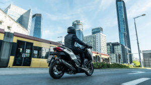 2025-Yamaha-XMAX300ASVH-EU-Ceramic_Grey-Action-010-03