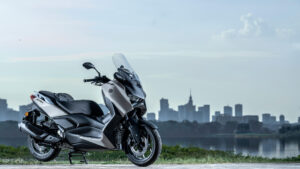 2025-Yamaha-XMAX300ASVH-EU-Ceramic_Grey-Static-001-03