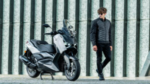 2025-Yamaha-XMAX300ASVH-EU-Ceramic_Grey-Static-004-03