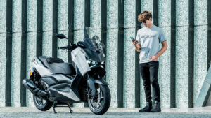 2025-Yamaha-XMAX300ASVH-EU-Ceramic_Grey-Static-008-03