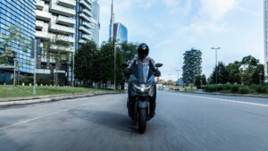 2025-Yamaha-G125YM-EU-Icon_Black_-Action-015-03