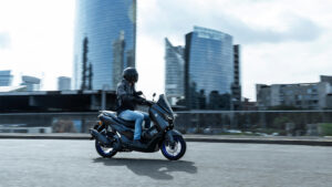 2025-Yamaha-G125YM-EU-Icon_Black_-Action-016-03