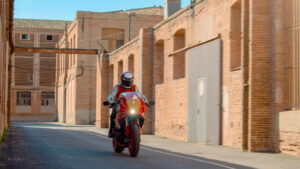 2026-Yamaha-XS850GP-EU-Legend_Red-Action-015-03