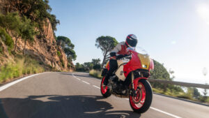 2026-Yamaha-XS850GP-EU-Legend_Red-Action-016-03