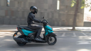 2025-Yamaha-LCG125-EU-Matt_Cyan-Action-008-03