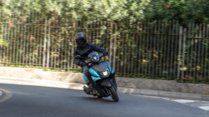 2025-Yamaha-LCG125-EU-Matt_Cyan-Action-012-03