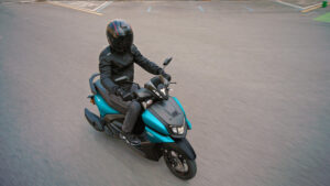 2025-Yamaha-LCG125-EU-Matt_Cyan-Action-013-03