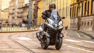 2025-Yamaha-LMW300YM-EU-Milky_White-Action-003-03