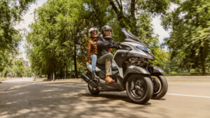 2025-Yamaha-LMW300YM-EU-Milky_White-Action-007-03