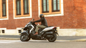 2025-Yamaha-LMW300YM-EU-Milky_White-Action-013-03