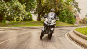 2025-Yamaha-LMW300YM-EU-Milky_White-Action-016-03